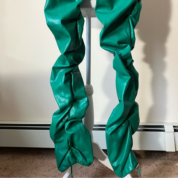 Maniere De Voir Vibrant Emerald Green Tacked Vegan Leather Flared Trousers US 6 - Picture 15 of 15